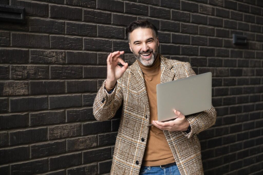 Nowy ThinkPad X1 Carbon Gen 13 zachowuje klasyczne cechy designu serii ThinkPad, jednocześnie wprowadzając nowoczesne akcenty, które podkreślają jego elegancki charakter