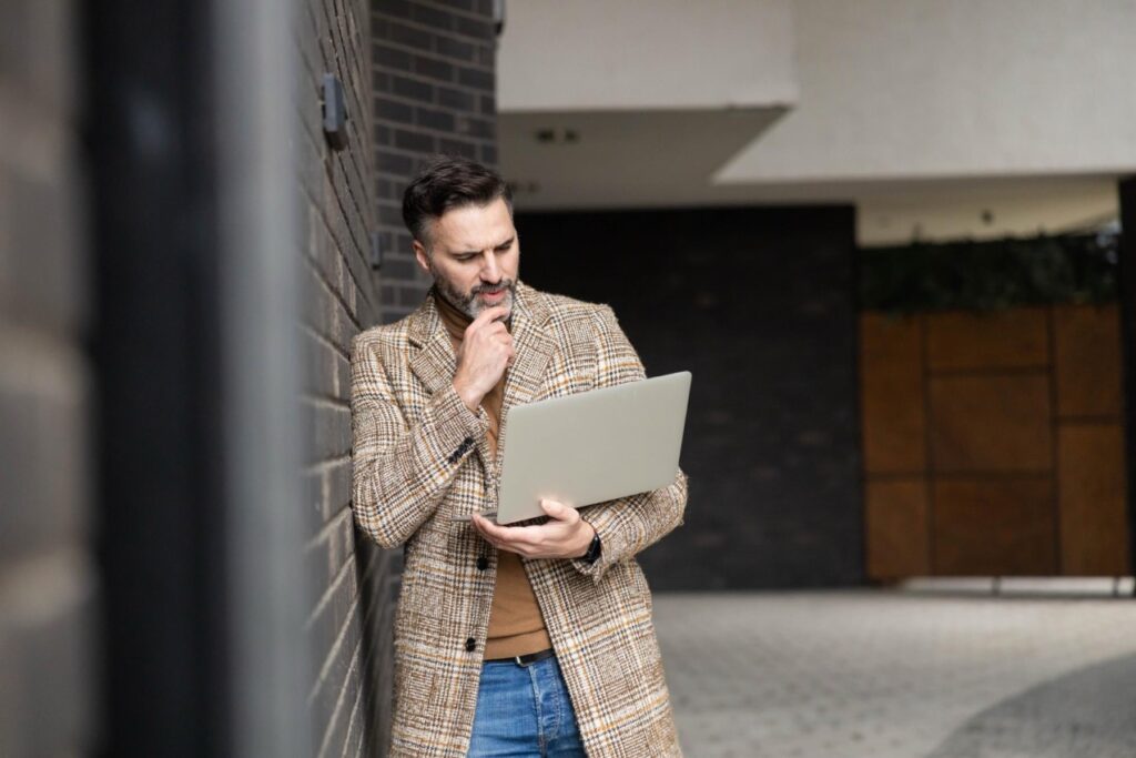 Nowy ThinkPad X1 Carbon Gen 13 zachowuje klasyczne cechy designu serii ThinkPad, jednocześnie wprowadzając nowoczesne akcenty, które podkreślają jego elegancki charakter