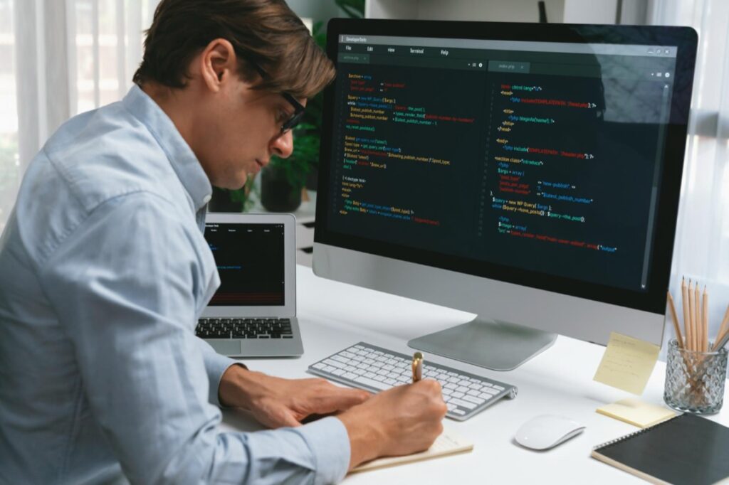 Specjaliści IT odpowiadają dziś nie tylko za tworzenie i utrzymanie systemów, ale także za bezpieczeństwo danych i ciągłość działania firm