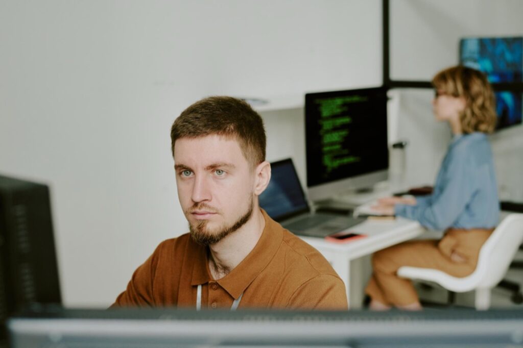 Praca programisty B2B to nie tylko ekscytujące projekty i nowoczesne technologie, ale także odpowiedzialność oraz ryzyka związane z wykonywanym zawodem