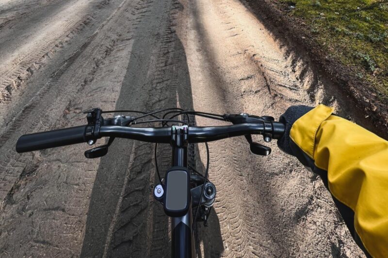 Rowerem po Orlich Gniazdach: jak wybrać odpowiednie ubezpieczenie na przygodową trasę?